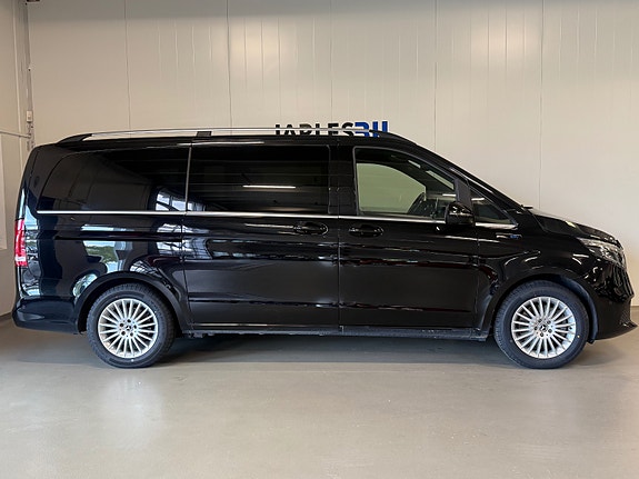 Mercedes-Benz EQV300 2 of 26