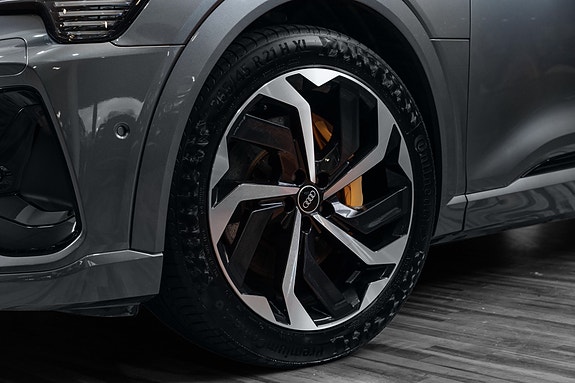 Audi e-tron 2 of 30