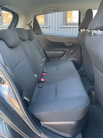 Toyota Yaris 10 of 23