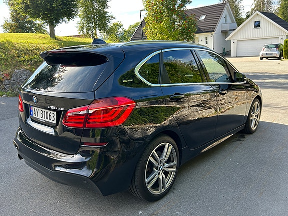 BMW 225xe 2 of 28