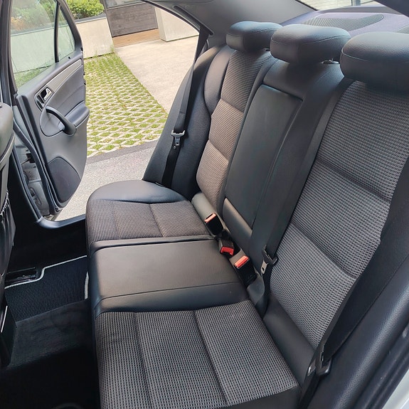 Mercedes-Benz C220 d 2 of 10