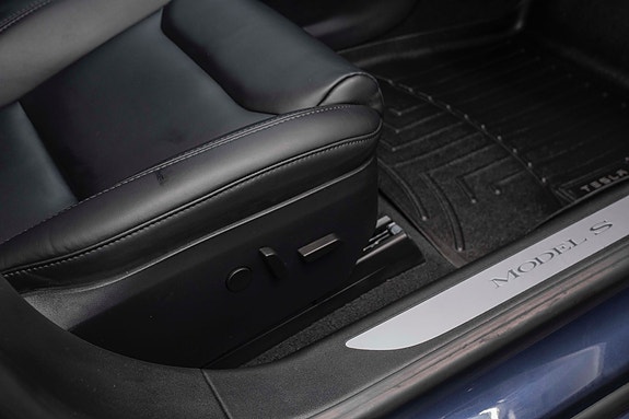 Tesla Model S 18 of 28
