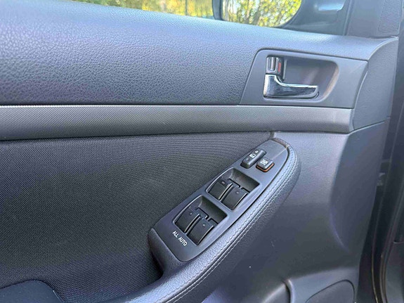 Toyota Avensis 8 of 16