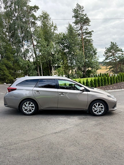 Toyota Auris 7 of 30