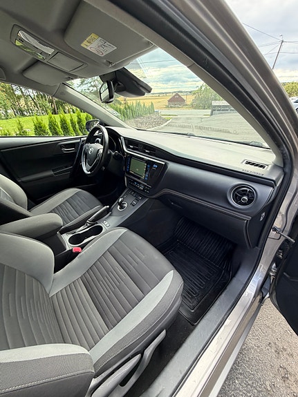 Toyota Auris 27 of 30