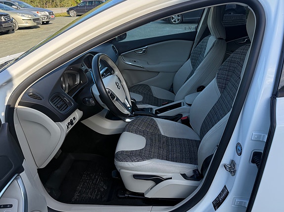 Volvo V40 Cross Country 9 of 27