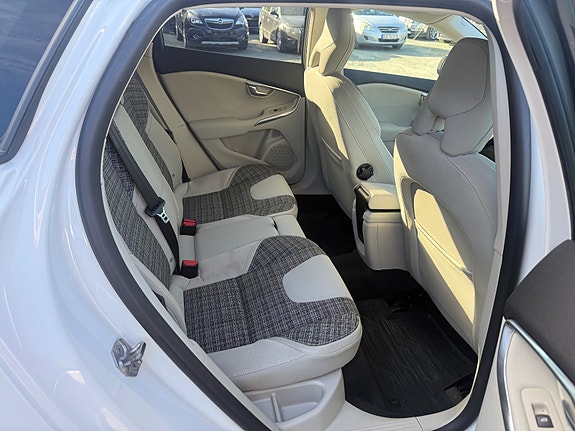 Volvo V40 Cross Country 25 of 27