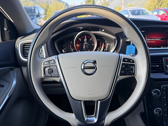 Volvo V40 Cross Country 12 of 27