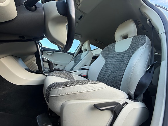 Volvo V40 Cross Country 11 of 27