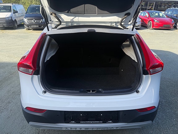 Volvo V40 Cross Country 24 of 27