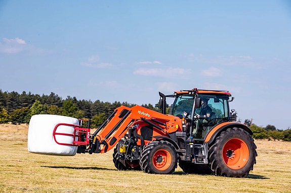 Kubota M6-142 6 of 30