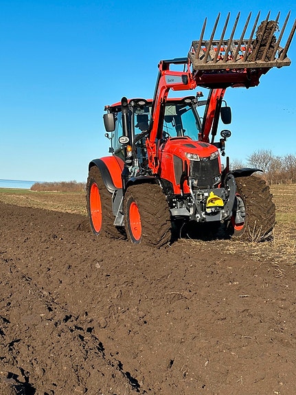 Kubota M6-142 9 of 30