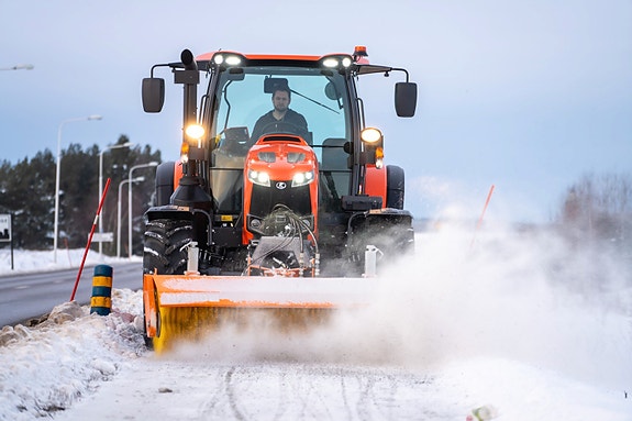 Kubota M6-142 8 of 30
