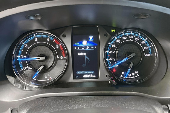 Toyota HiLux 12 of 24