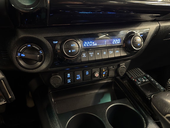 Toyota HiLux 22 of 26