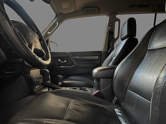 Mitsubishi Pajero 12 of 30