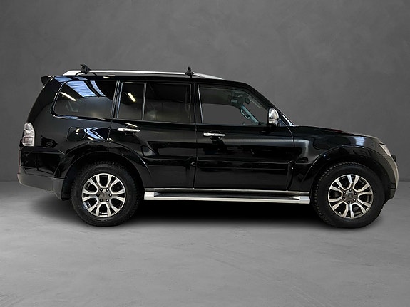 Mitsubishi Pajero 6 of 30