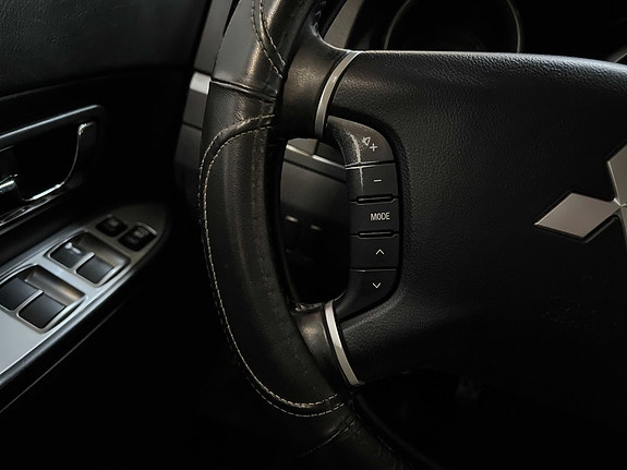 Mitsubishi Pajero 17 of 30