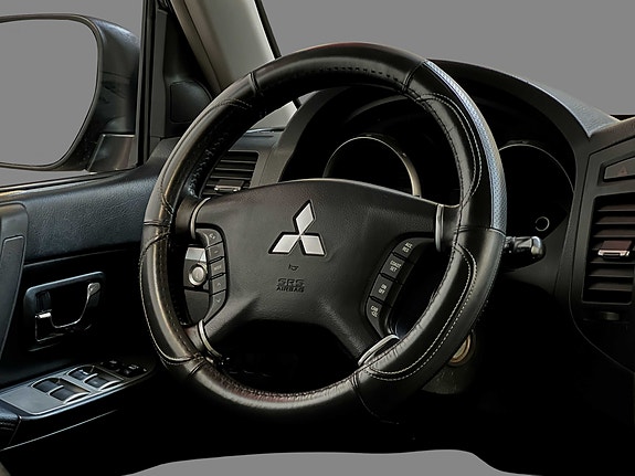 Mitsubishi Pajero 16 of 30