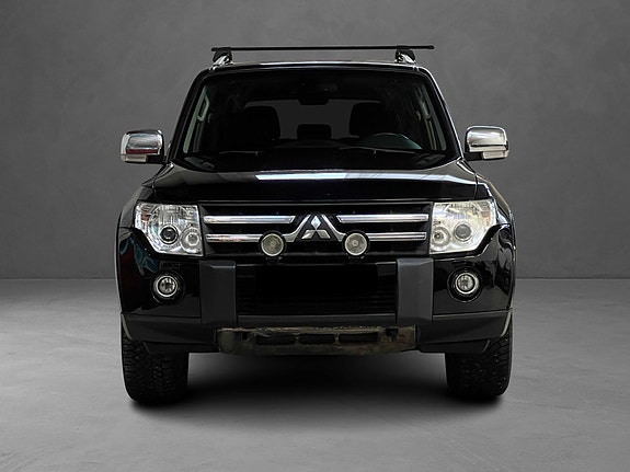 Mitsubishi Pajero 2 of 30