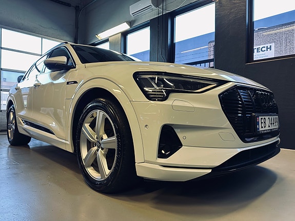Audi e-tron 4 of 30