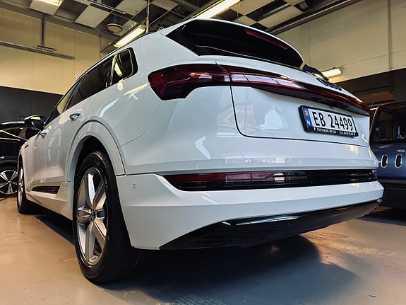 Audi e-tron 8 of 30