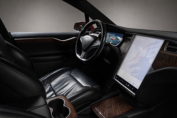 Tesla Model X 18 of 29