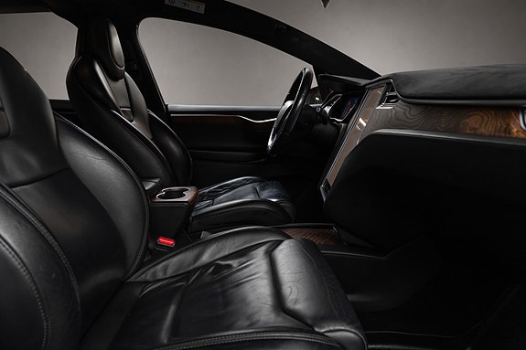 Tesla Model X 19 of 29