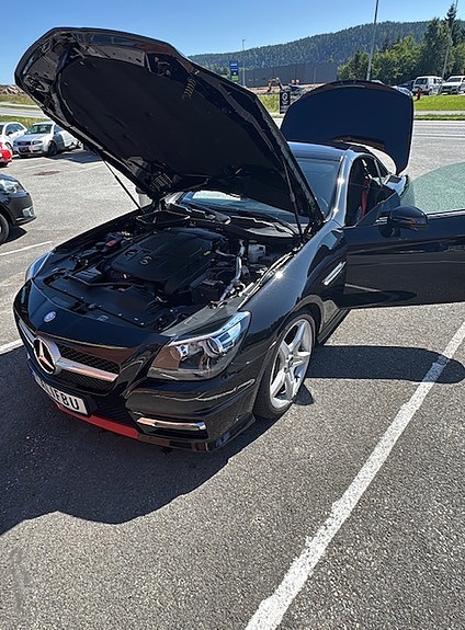 Mercedes-Benz SLK350 2 of 9