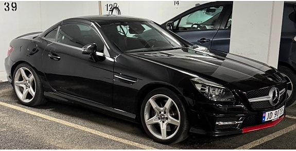Mercedes-Benz SLK350 3 of 9