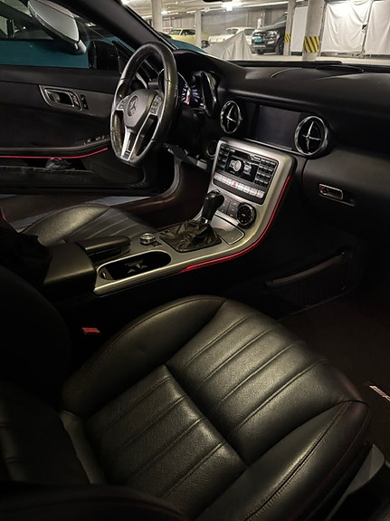 Mercedes-Benz SLK350 8 of 9