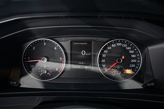 Volkswagen Multivan 14 of 24