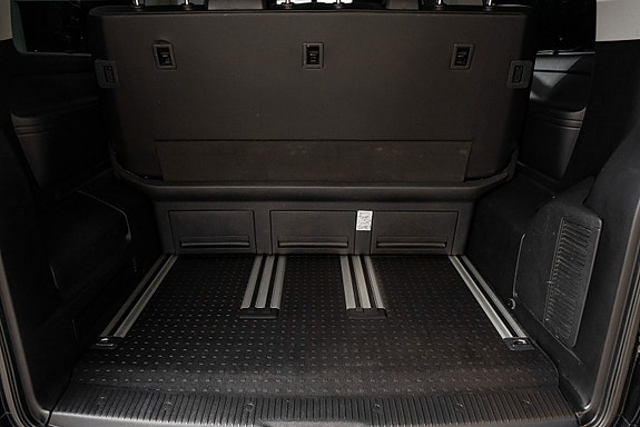 Volkswagen Multivan 9 of 24