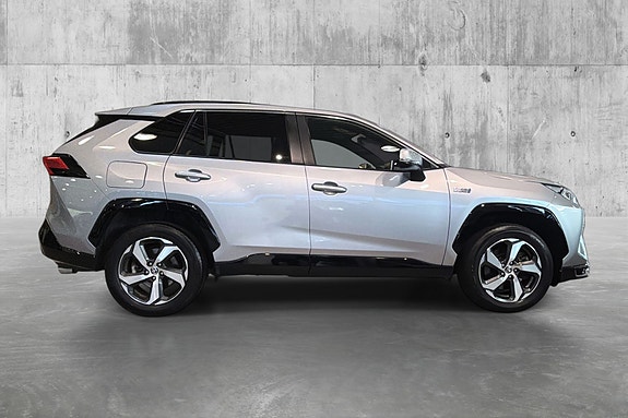 Toyota RAV4 Plug-in Hybrid 4 of 30