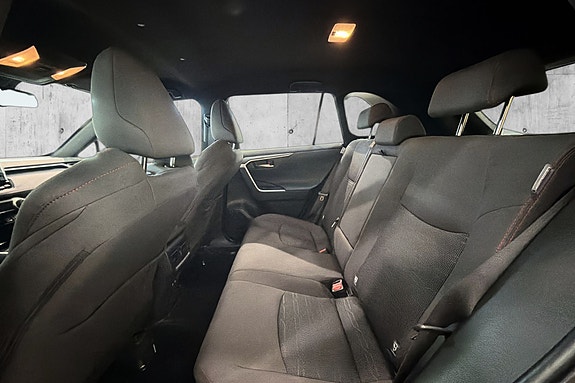 Toyota RAV4 Plug-in Hybrid 28 of 30