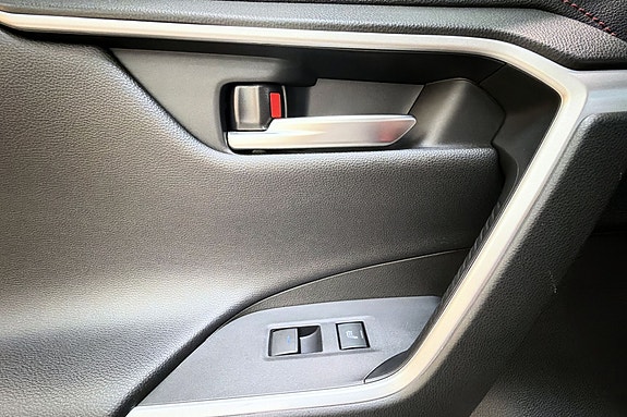 Toyota RAV4 Plug-in Hybrid 29 of 30