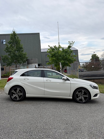 Mercedes-Benz A180 d 2 of 14