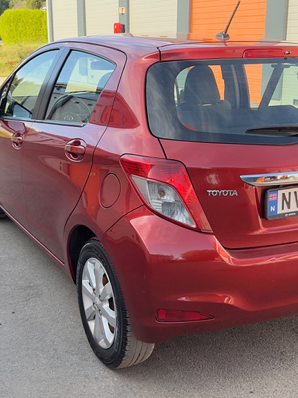 Toyota Yaris 8 of 30