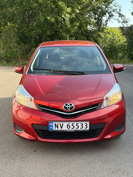 Toyota Yaris 2 of 30