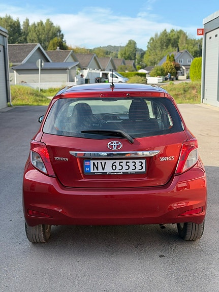 Toyota Yaris 6 of 30