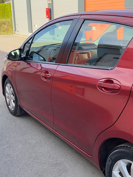 Toyota Yaris 9 of 30