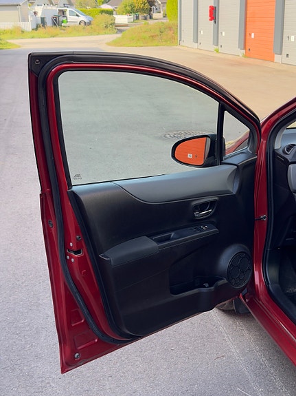 Toyota Yaris 19 of 30