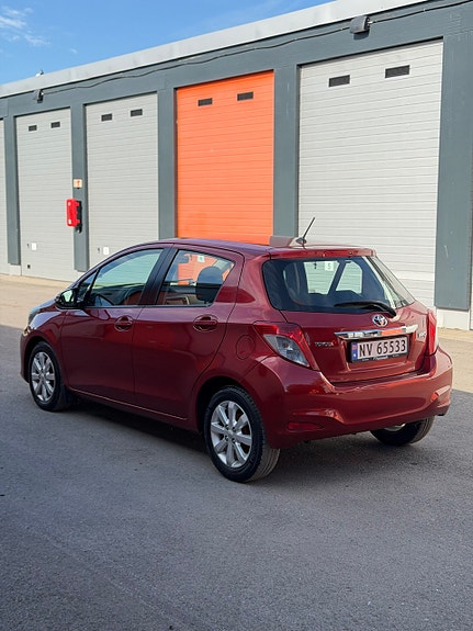 Toyota Yaris 7 of 30