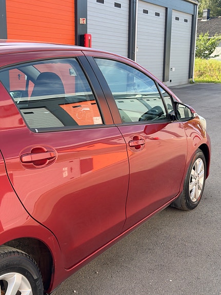 Toyota Yaris 12 of 30
