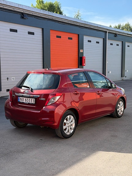 Toyota Yaris 5 of 30