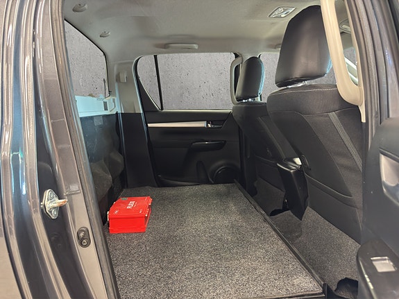 Toyota HiLux 10 of 28