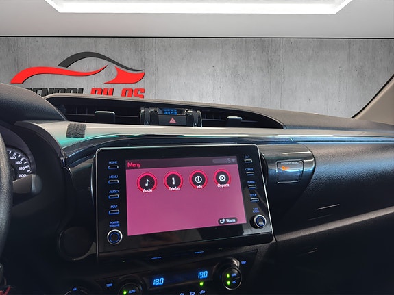 Toyota HiLux 14 of 28