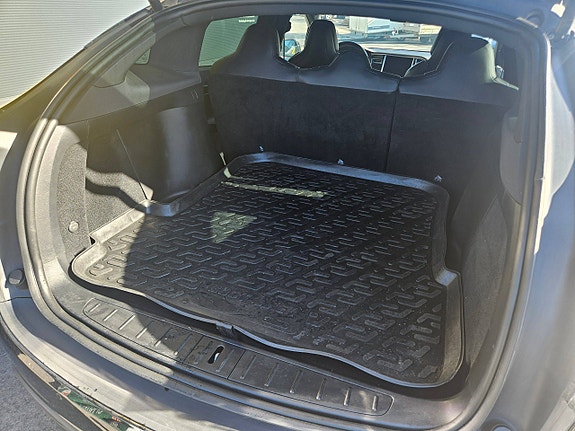 Tesla Model X 21 of 23