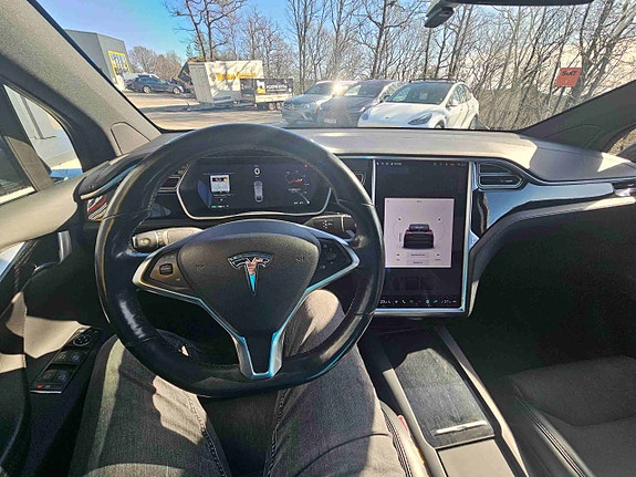 Tesla Model X 8 of 23