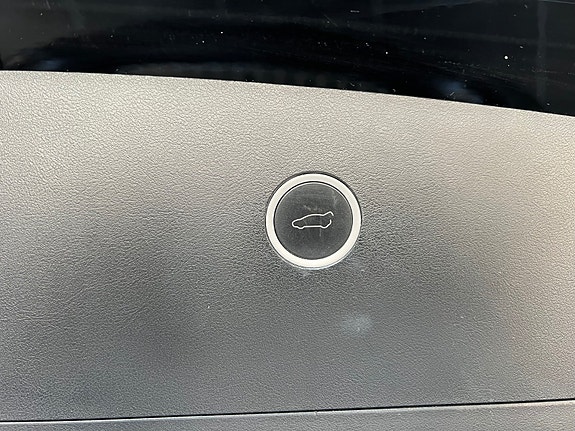 Tesla Model X 28 of 30
